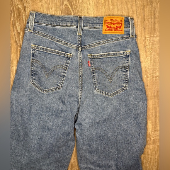 Levi’s Womens 27x29 High Waisted Mom Jeans Medium Wash Distressed Cotton Blend - Picture 4 of 10